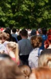 La foule est-elle régressive, violente et égoïste ?